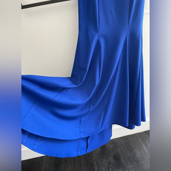 Evening dress with a long train. - Picture 6 of 13